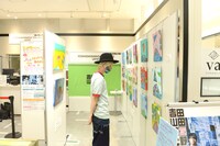 作品を眺める山田義孝（Vo）。