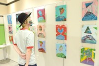 作品を眺める山田義孝（Vo）。