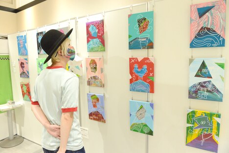 作品を眺める山田義孝（Vo）。