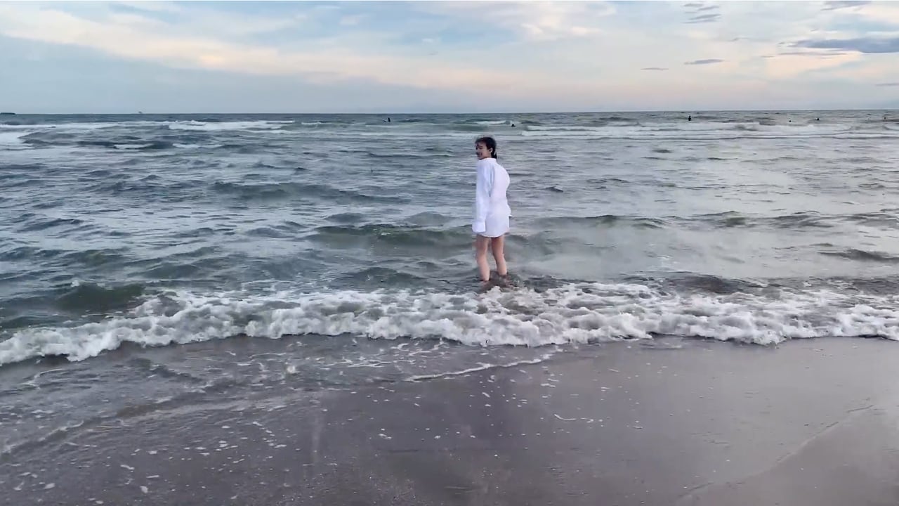 Ilie、新曲「syukufuku」MVで浜辺や街中を歩く