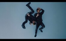 SKY-HI「Dive To World feat. Takuya Yamanaka （THE ORAL CIGARETTES） 」MVより。