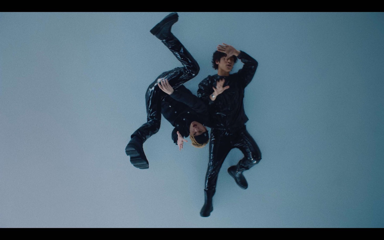 SKY-HI「Dive To World feat. Takuya Yamanaka （THE ORAL CIGARETTES） 」MVより。