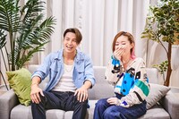 左からRIKU、荒牧陽子。