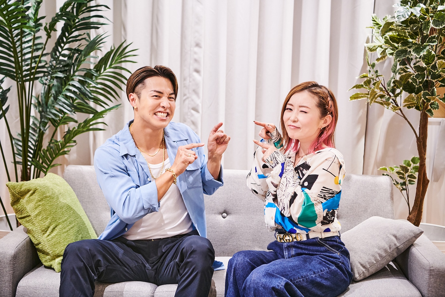 左からRIKU、荒牧陽子。