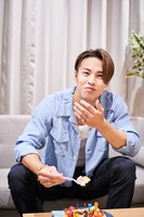「実はスイーツ大好きなんです」とケーキを頬張るRIKUさん。