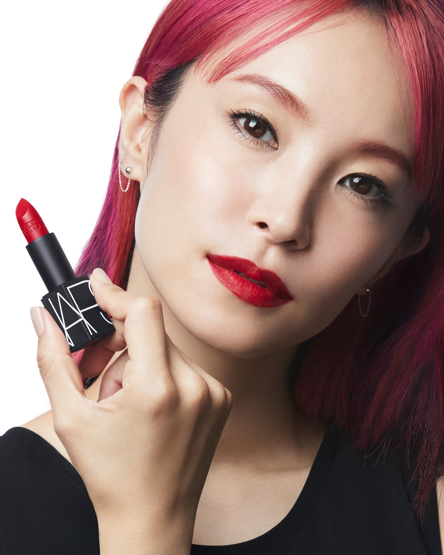 「NARS meets LiSA」キャンペーンビジュアルでリップスティックを手にするLiSA。
