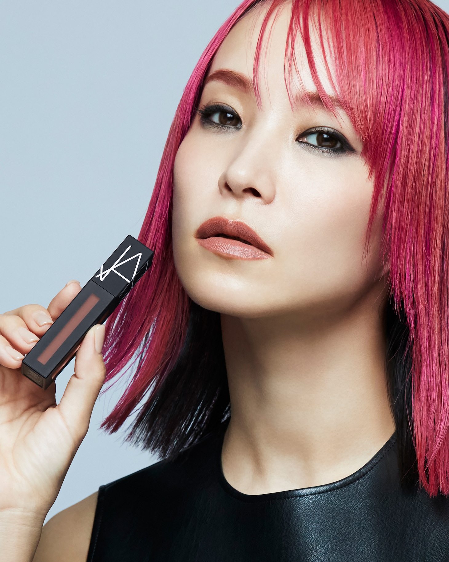 「NARS meets LiSA」キャンペーンビジュアルでパワーマットリップピグメントを手にするLiSA。