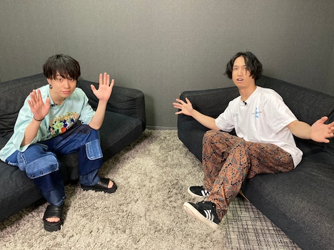 左から石原慎也（Saucy Dog）、はっとり（マカロニえんぴつ）。