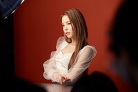 Visée「グロッシーリッチ アイズ N」広告撮影時のMAKO。