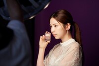 Visée「グロッシーリッチ アイズ N」広告撮影時のMAYA。