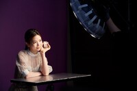 Visée「グロッシーリッチ アイズ N」広告撮影時のMAYA。