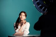 Visée「グロッシーリッチ アイズ N」広告撮影時のMAYUKA。