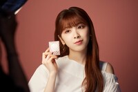 Visée「グロッシーリッチ アイズ N」広告撮影時のMIIHI。