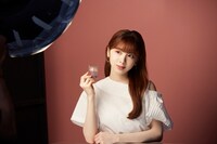 Visée「グロッシーリッチ アイズ N」広告撮影時のMIIHI。