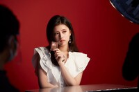 Visée「グロッシーリッチ アイズ N」広告撮影時のRIMA。