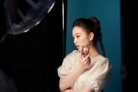 Visée「グロッシーリッチ アイズ N」広告撮影時のRIO。