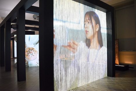 齋藤飛鳥がパフォーマーを担当した「花下遊楽図屏風 / 狩野長信筆」の展示。