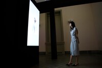 作品を鑑賞する遠藤さくら。(c)乃木坂 46LLC