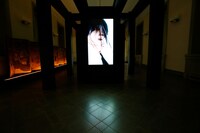 「焔 / 上村松園筆」と相対するように設置された遠藤さくらによるパフォーマンス映像のモニター。