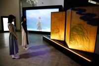 作品を鑑賞する山下美月と久保史緒里。(c)乃木坂 46LLC