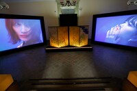 山下美月と久保史緒里がパフォーマーを担当した「夏秋草図屏風 / 酒井抱一筆」の展示。