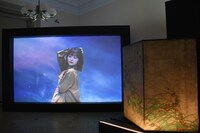 山下美月がパフォーマーを担当した「夏秋草図屏風 / 酒井抱一筆」の展示。