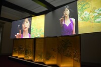 生田絵梨花がパフォーマーを担当した「秋草図屏風 / 俵屋宗雪筆」の展示。