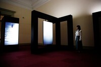 作品を鑑賞する賀喜遥香。(c)乃木坂 46LLC