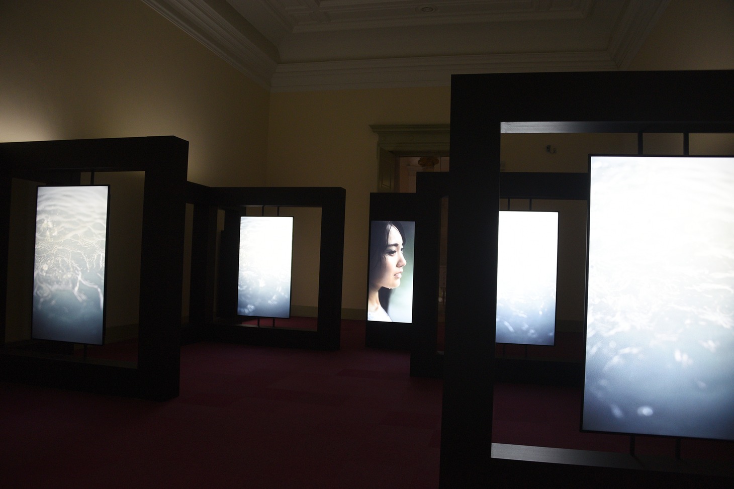賀喜遥香がパフォーマーを担当した「見返り美人図 / 菱川師宣筆」の展示。