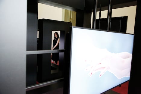 作品を鑑賞する梅澤美波。(c)乃木坂 46LLC