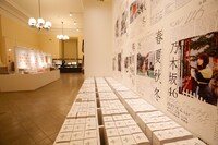 「春夏秋冬 / フォーシーズンズ 乃木坂46」のグッズ売り場。