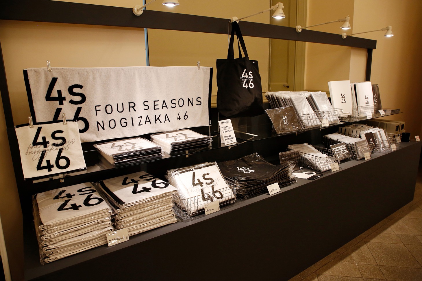 「春夏秋冬 / フォーシーズンズ 乃木坂46」のグッズ売り場。