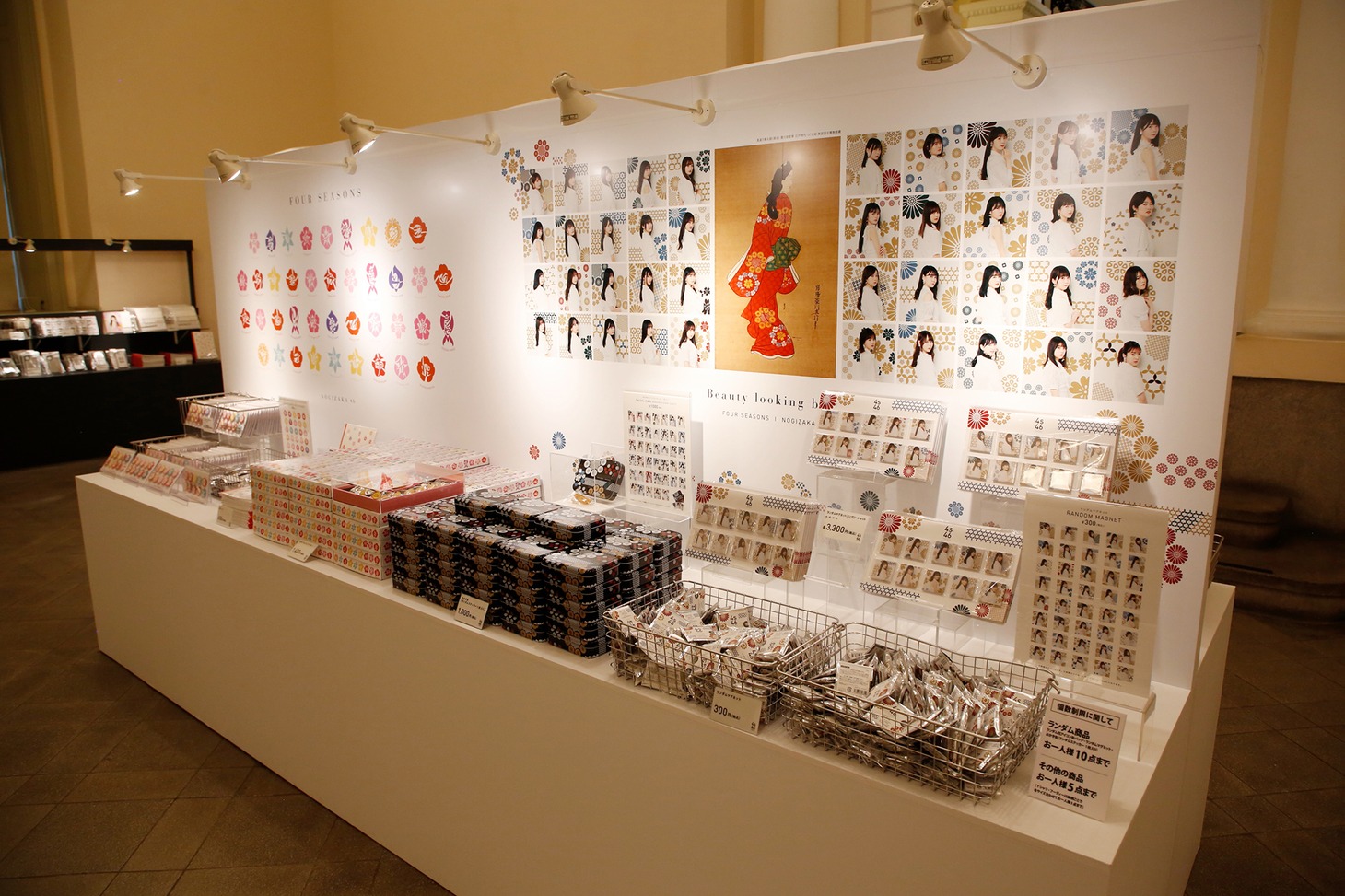 「春夏秋冬 / フォーシーズンズ 乃木坂46」のグッズ売り場。