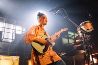 内田怜央（Vo）に代わりギターを弾く益田英知（Dr）（Photo by Momo Angela）