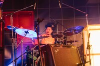 益田英知（Dr）（Photo by Momo Angela）