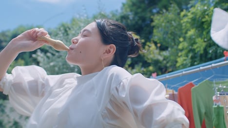 「パピコ」のWebムービー「papico beats（デイタイムver.）篇」より。