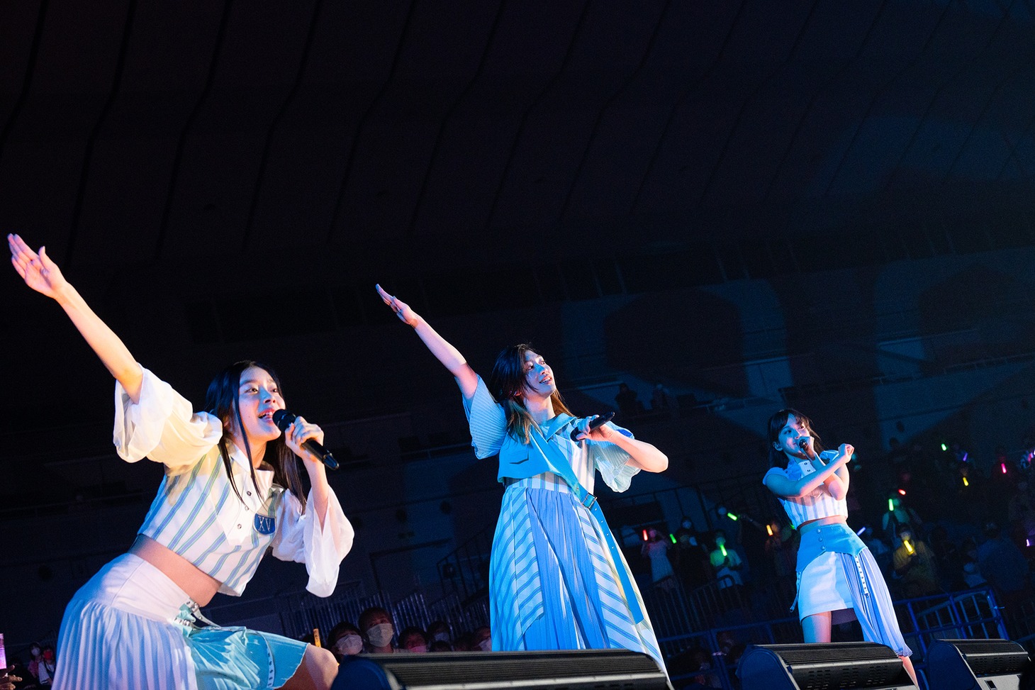 左から私立恵比寿中学の風見和香、小林歌穂、桜木心菜。