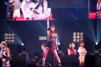 高見奈央（中央）