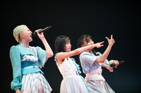 左から私立恵比寿中学の安本彩花、小久保柚乃、星名美怜。