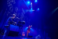 本日行われた「石崎ひゅーい Tour 2021『for the BLACKSTAR』-Acoustic Set-」を東京・浅草花劇場公演の様子（撮影：鳥居洋介）