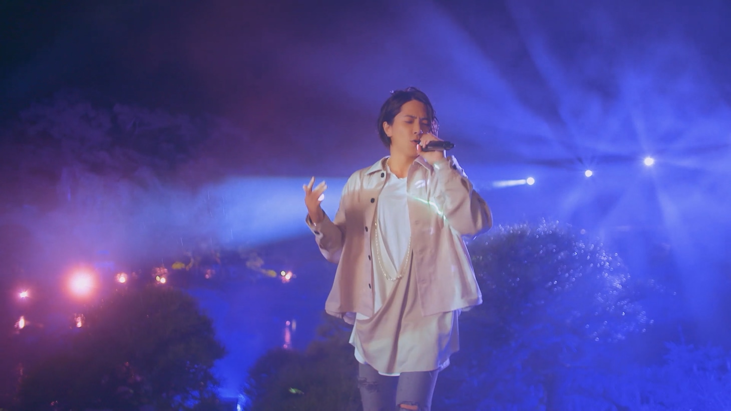 人気画像3位は「山下智久、日本庭園から世界へ発信した初のオンラインライブで新曲2曲披露」より、山下智久「Beautiful World」の様子。
