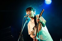 カモシタサラ（Vo, G / インナージャーニー）（Photo by Momoko Maruyama）