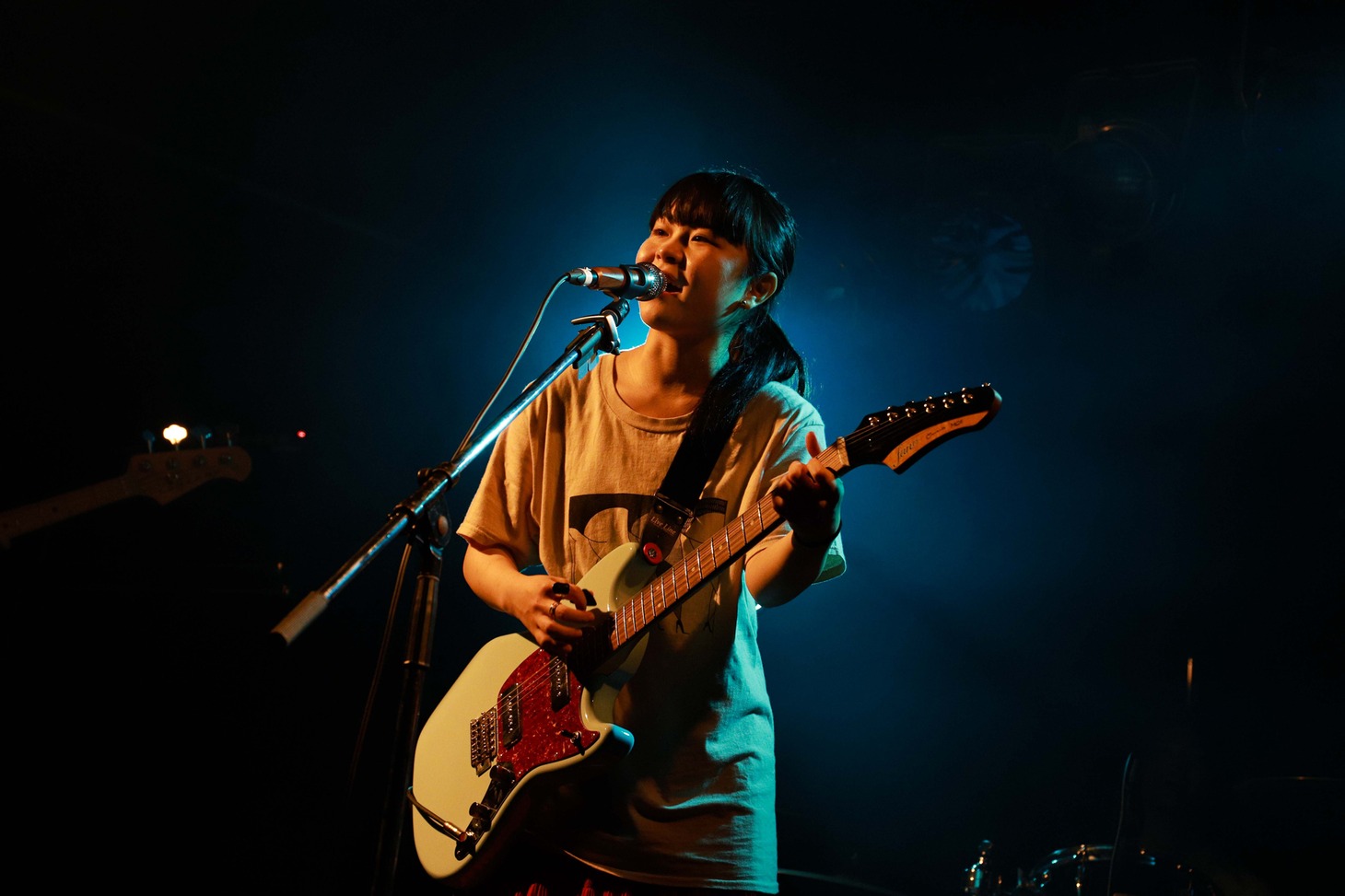 カモシタサラ（Vo, G / インナージャーニー）（Photo by Momoko Maruyama）