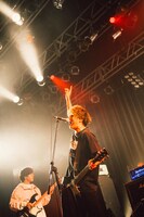 左からkoboreの田中そら（B）、佐藤赳（G, Vo）。（Photo by Kana Tarumi）