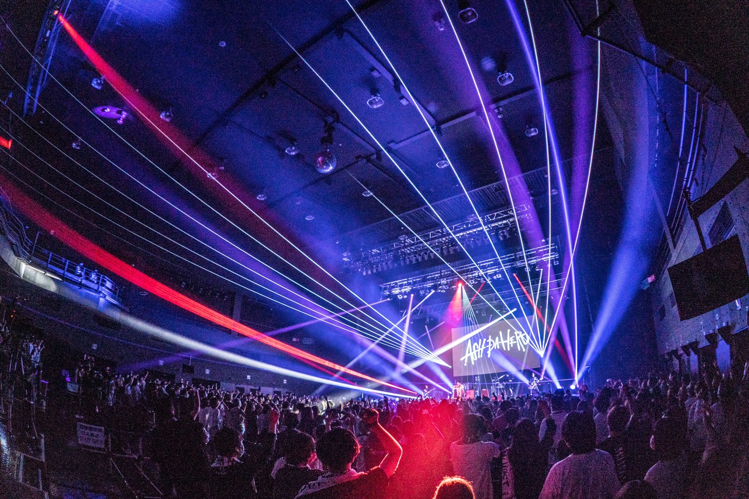 「ASH DA HERO LIVE 2021 "THE SHOW MUST GO ON"」の様子。（撮影：粂井健太）