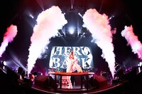 「ASH DA HERO LIVE 2021 "THE SHOW MUST GO ON"」の様子。（撮影：粂井健太）
