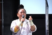 指ハートを作る江上敬子（ニッチェ）。