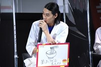 栁俊太郎はお題を勘違いし、おすすめメニューを披露して照れ笑いを浮かべていた。