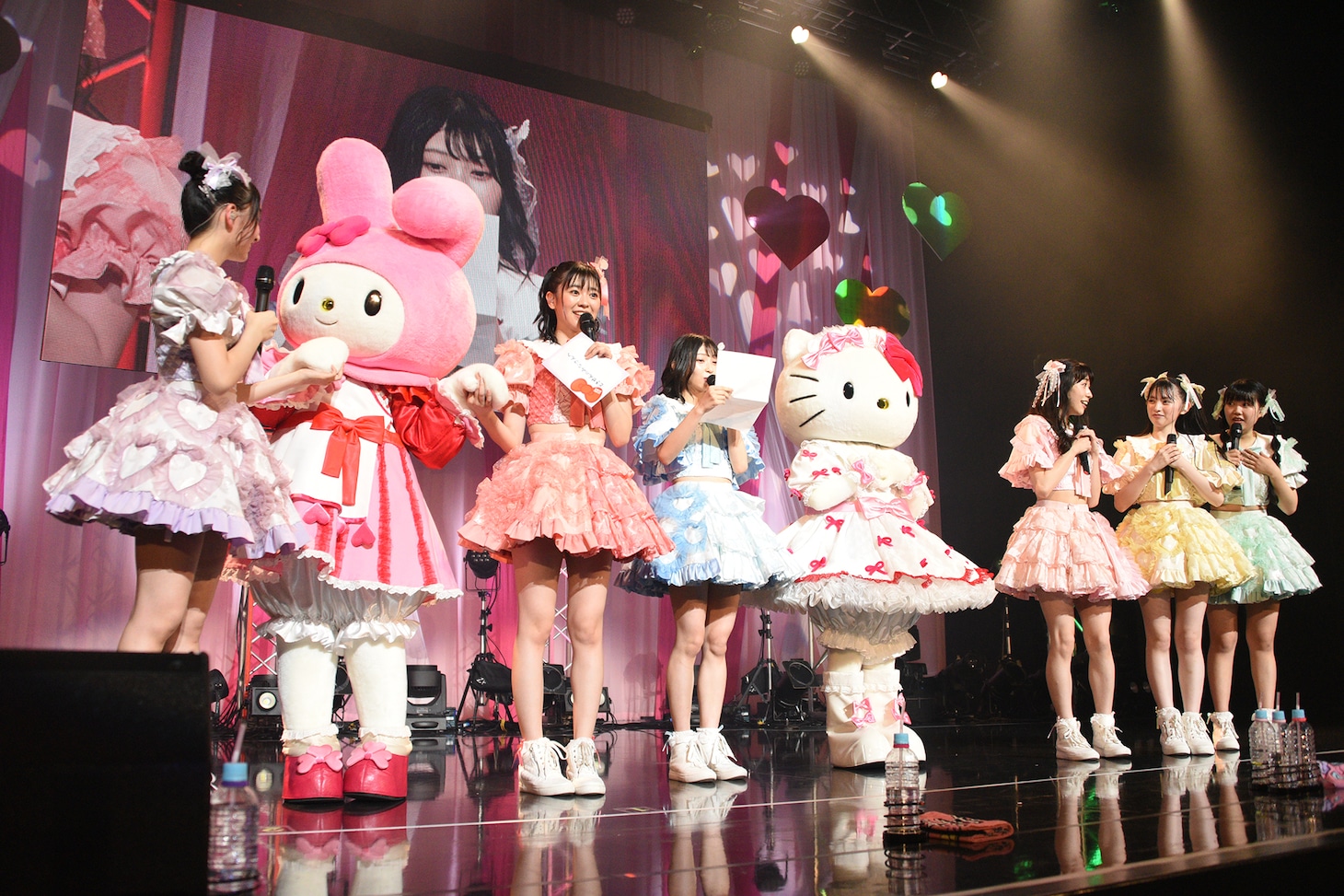 マイメロディとハローキティの登場に興奮を隠せない超ときめき♡宣伝部。