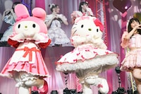 「すきっ！～超ver～」の振り付けを踊るマイメロディとハローキティ。